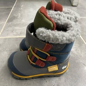 Kids size 5 winter boots.